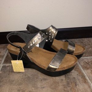 NAOT Miracle Wedges